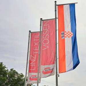 3 Flaggen: Linz-Textil, Vossen, Kroatien Nationalflagge